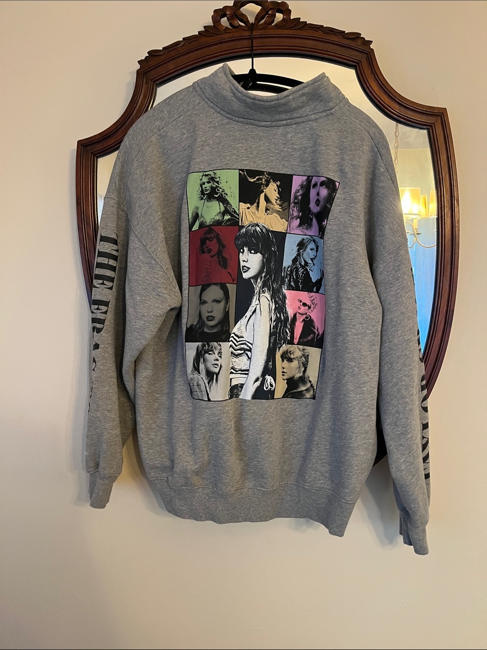 Taylor Swift Eras Tour XL Gray Multicolor Portrait Crewneck Sweatshirt in EUC